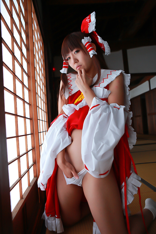 [Cosplay] Reimu Hakurei with dildo and toys - Touhou Project Cosplay